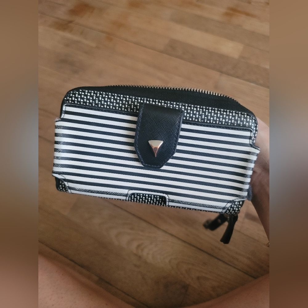 Stella & Dot Madison Tech Wallet